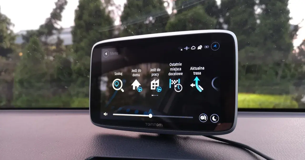 TomTom - najlepsza nawigacja samochodowa na telefon. Menu z opcjami: Szukaj, Jedź do domu, Jedź do pracy, Ostatnie miejsca docelowe, Aktualna trasa.