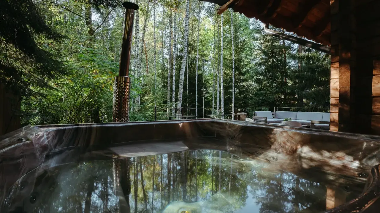 Relaks w jacuzzi w otoczeniu lasu, idealne miejsce na aloha camp.