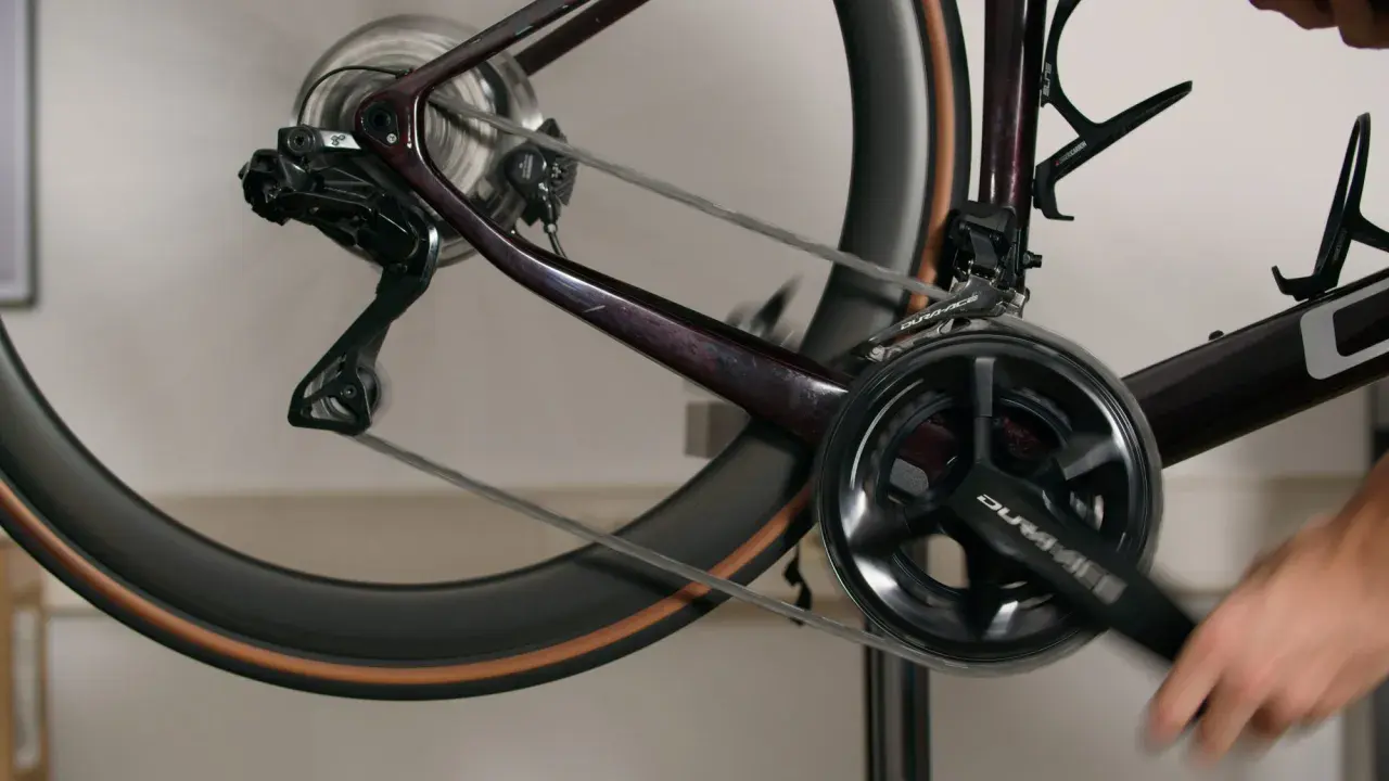 Nahaufnahme einer Fahrradkurbel und des Schaltwerks, während jemand die Kurbel dreht, um die di2 einzustellen.