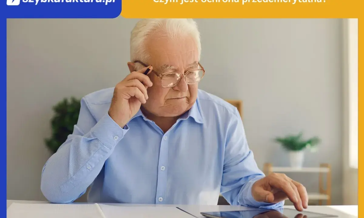 Starszy mężczyzna w okularach, z długopisem w dłoni, korzysta z tabletu. Dyskutuje o ochronie przedemerytalnej.