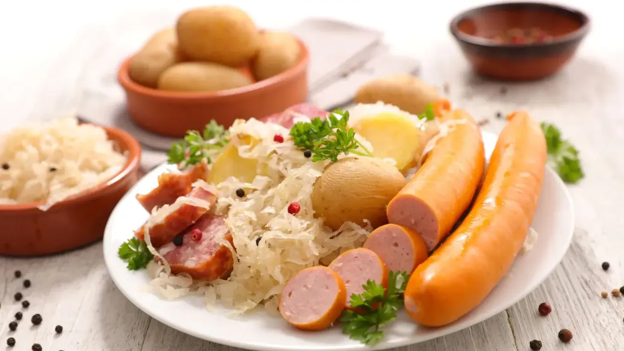 Assiette de choucroute garnie, pommes de terre et saucisses, un classique de la gastronomie alsace.