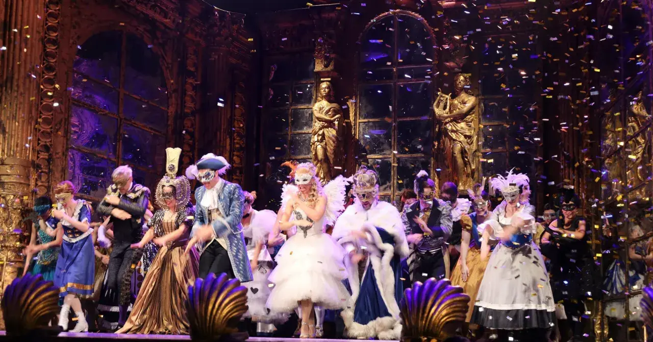 Scena z "Upiora w Operze" – barwny bal maskowy z konfetti.
