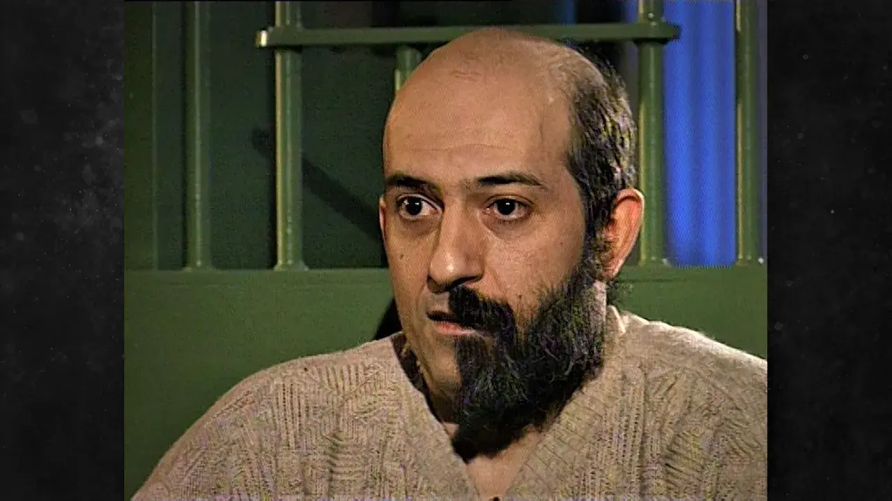 Uomo con barba da un lato, calvo dall'altro, dietro le sbarre. Potrebbe essere il protagonista de "il cacciatore di anoressiche libro".