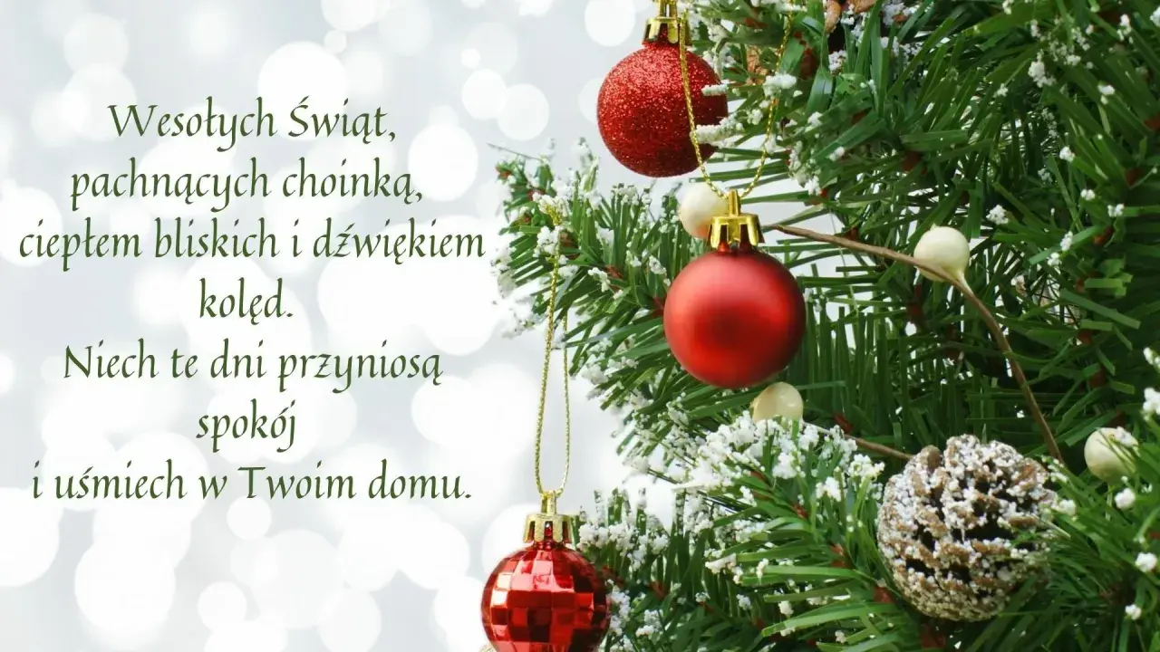 Choinka z bombkami i szyszką, na tle bokeh. Proste życzenia świąteczne: "Wesołych Świąt, pachnących choinką, ciepłem bliskich i dźwiękiem kolęd. Niech te dni przyniosą spokój i uśmiech w Twoim domu.