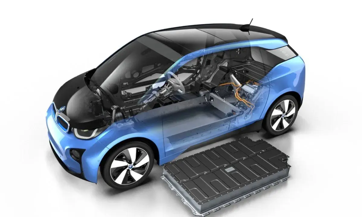 Corte transversal de un BMW i3 azul, mostrando su interior y la batería extraída, lista para ser colocada en el maletero.