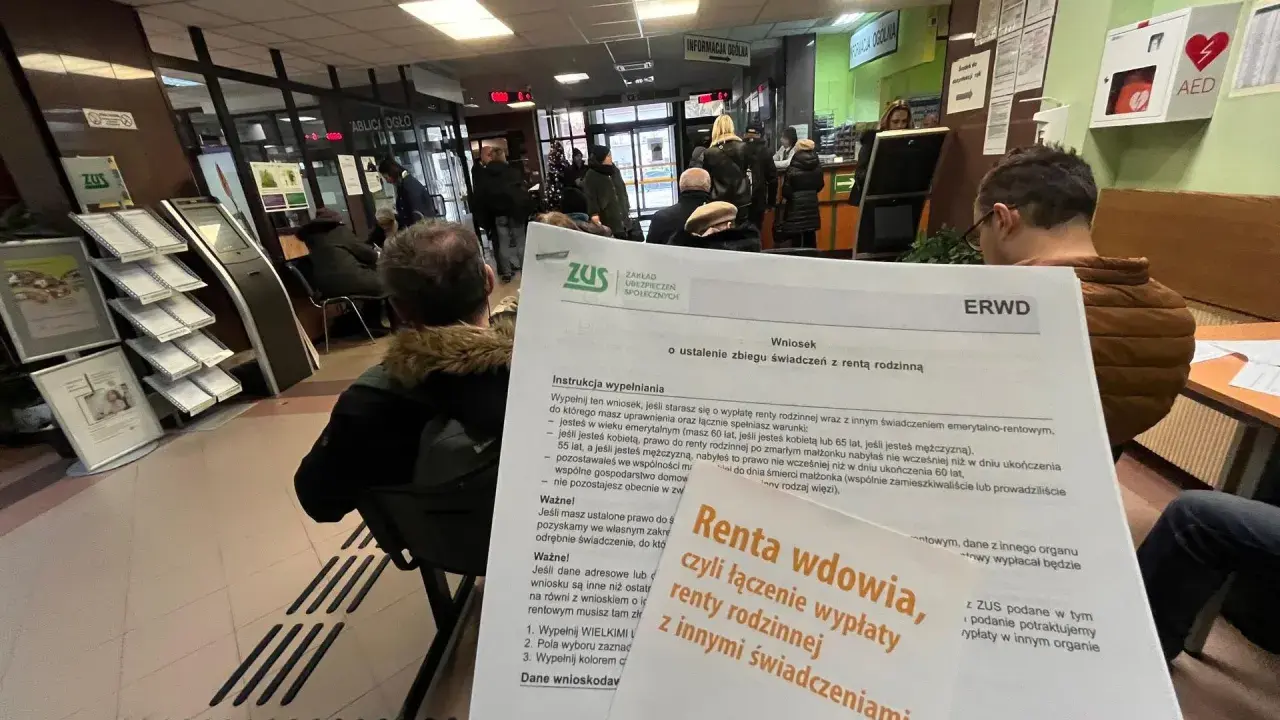 Wniosek o rentę rodzinna po mężu w ZUS. W poczekalni ZUS, ludzie czekają na informacje o dokumentach do renty rodzinnej.