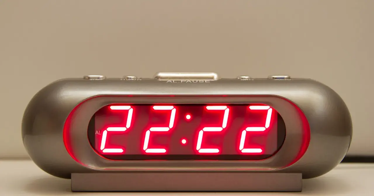 Cyfrowy zegar pokazuje 22:22. To może być znak, że 1331 znaczenie jest blisko.