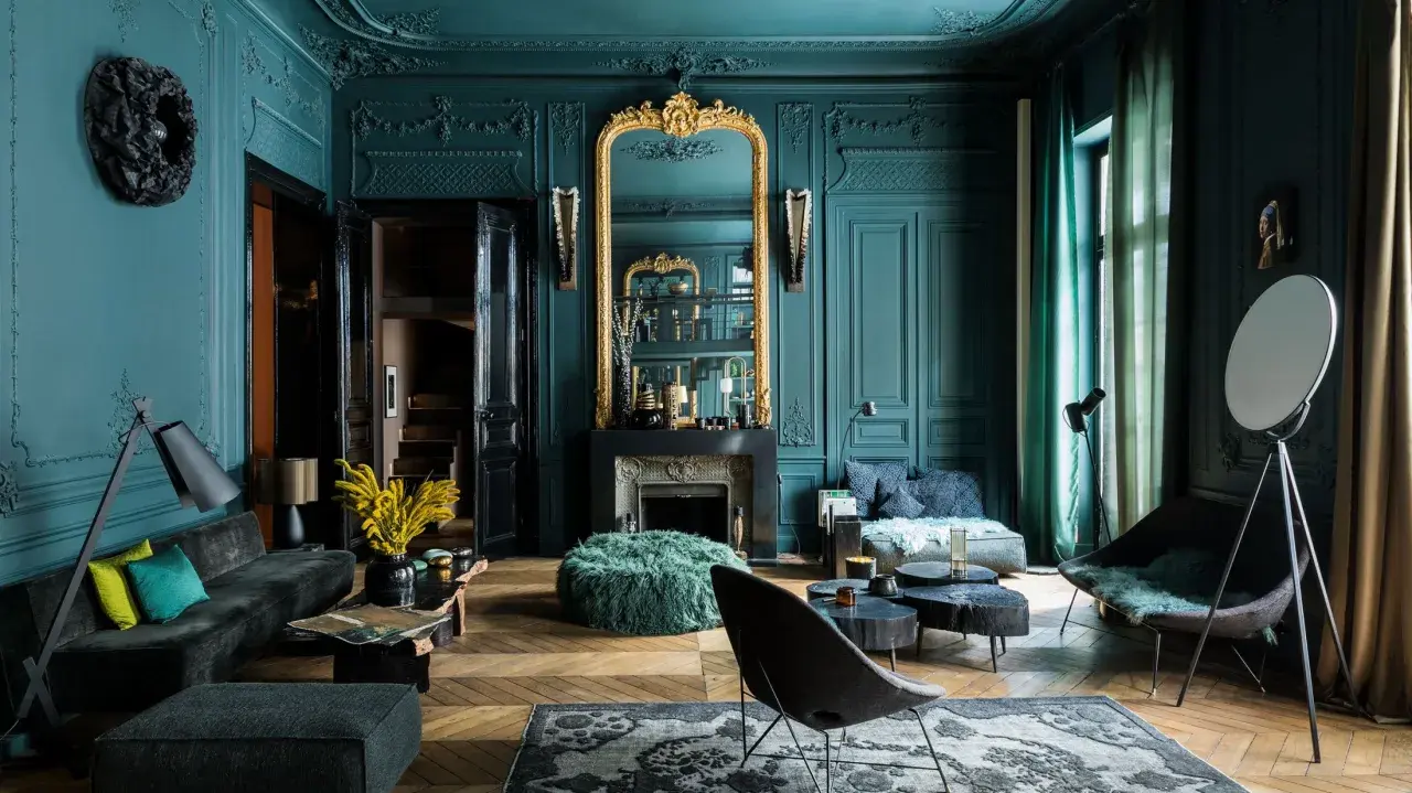 Elegancja w kolorze petrol blue: salon z bogatymi zdobieniami, złotym lustrem i nowoczesnymi meblami.