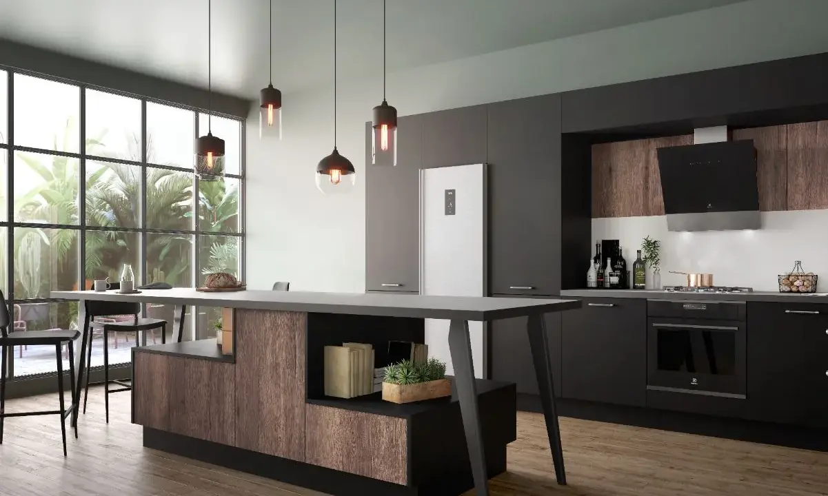 Cuisine fermée avec coin repas moderne, îlot central en bois et noir, réfrigérateur blanc, et grandes fenêtres donnant sur la verdure.