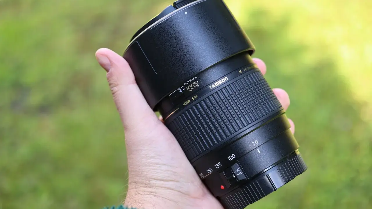 Obiektyw 70-300mm Tamron, idealny do zdjęć makro, portretów i dzikiej przyrody.