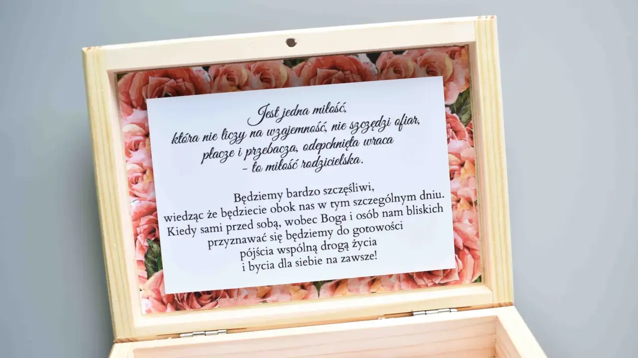 Drewniana szkatułka z różanym wzorem, w środku tekst: "Będziemy bardzo szczęśliwi, wiedząc że będziecie obok nas w tym szczególnym dniu." - idealne na specjalne zaproszenia dla świadków tekst.