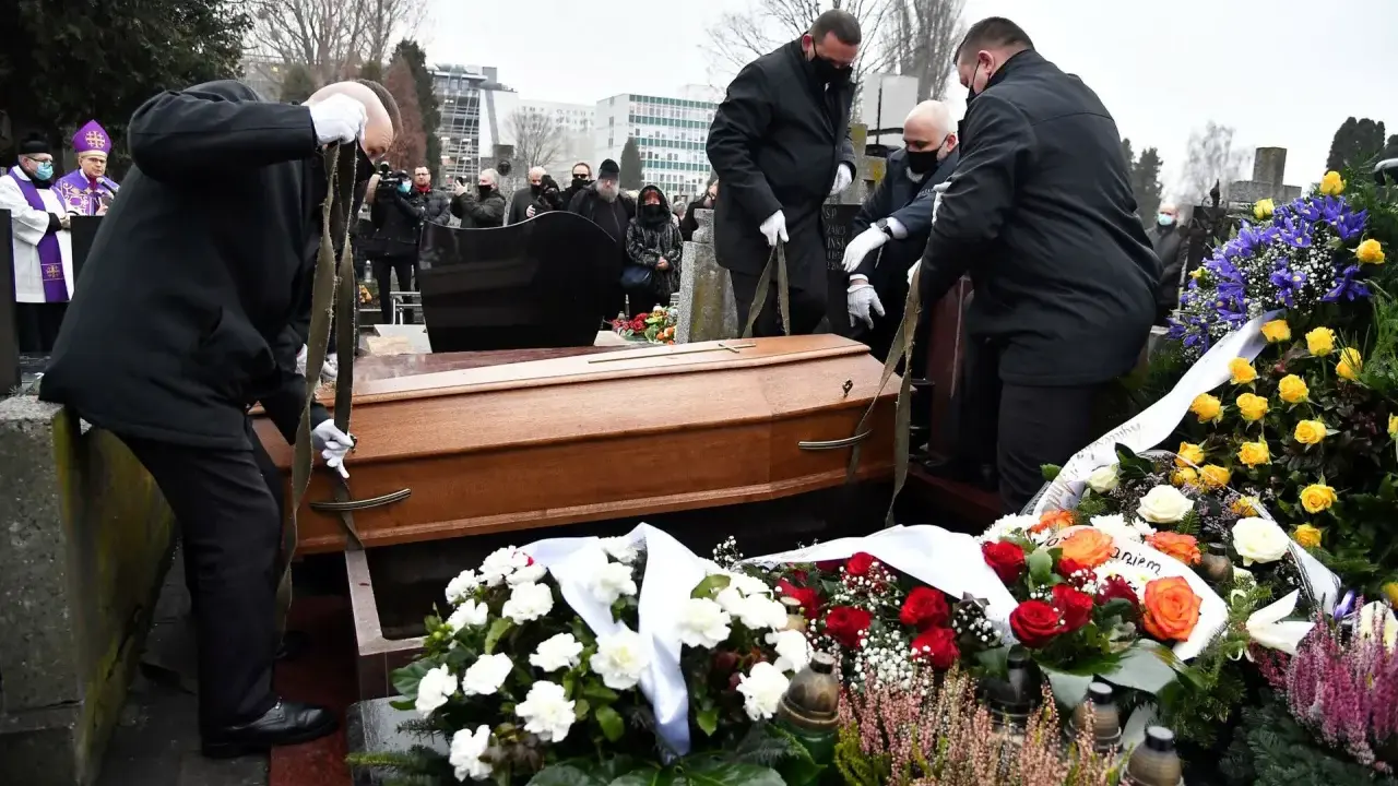 Kremacja w Polsce: Trumna obowiązkowa? Rozwiewamy wątpliwości
