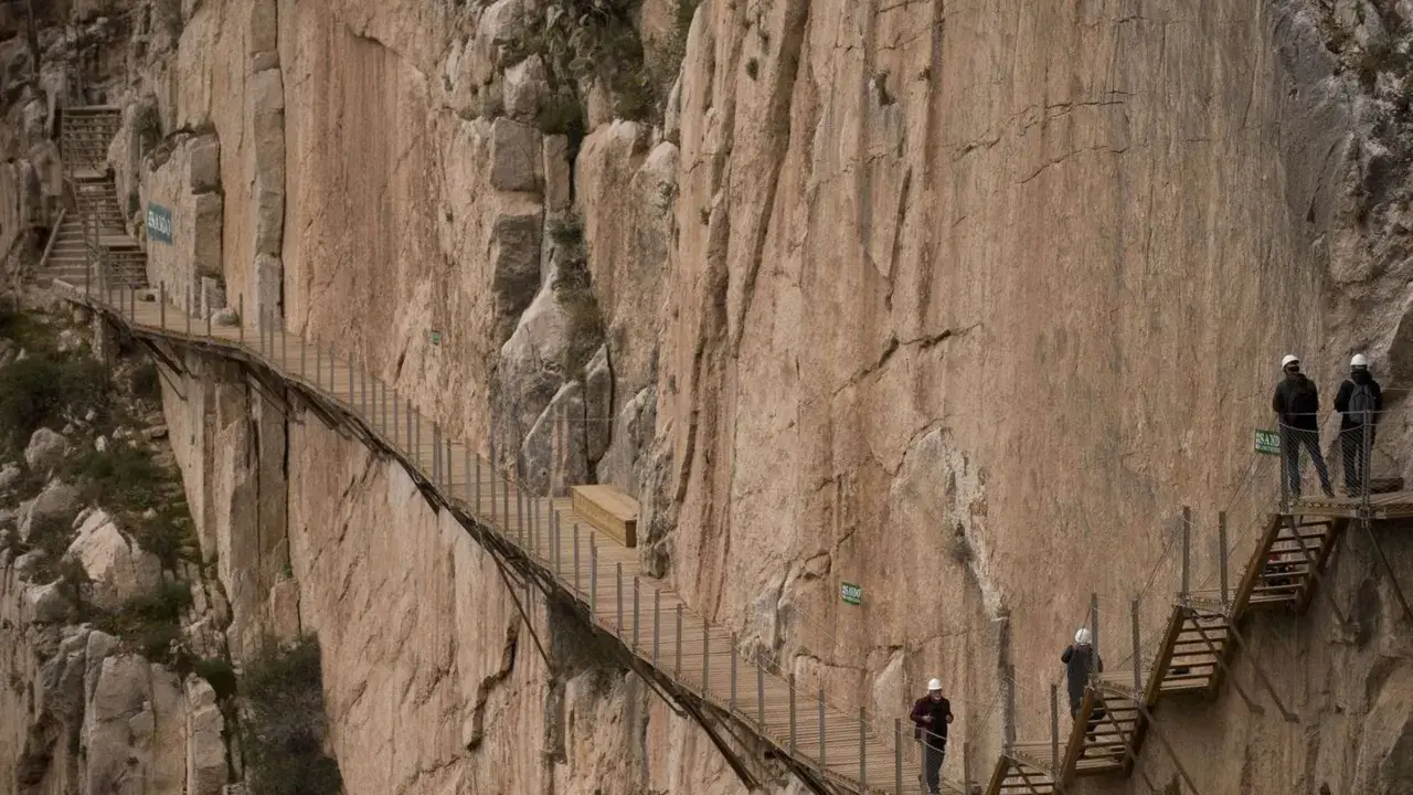 Wagemutige Wanderer auf dem Caminito del Rey, der einst als gefährlich galt. Ein unfallfreies Erlebnis auf dem schmalen Pfad.