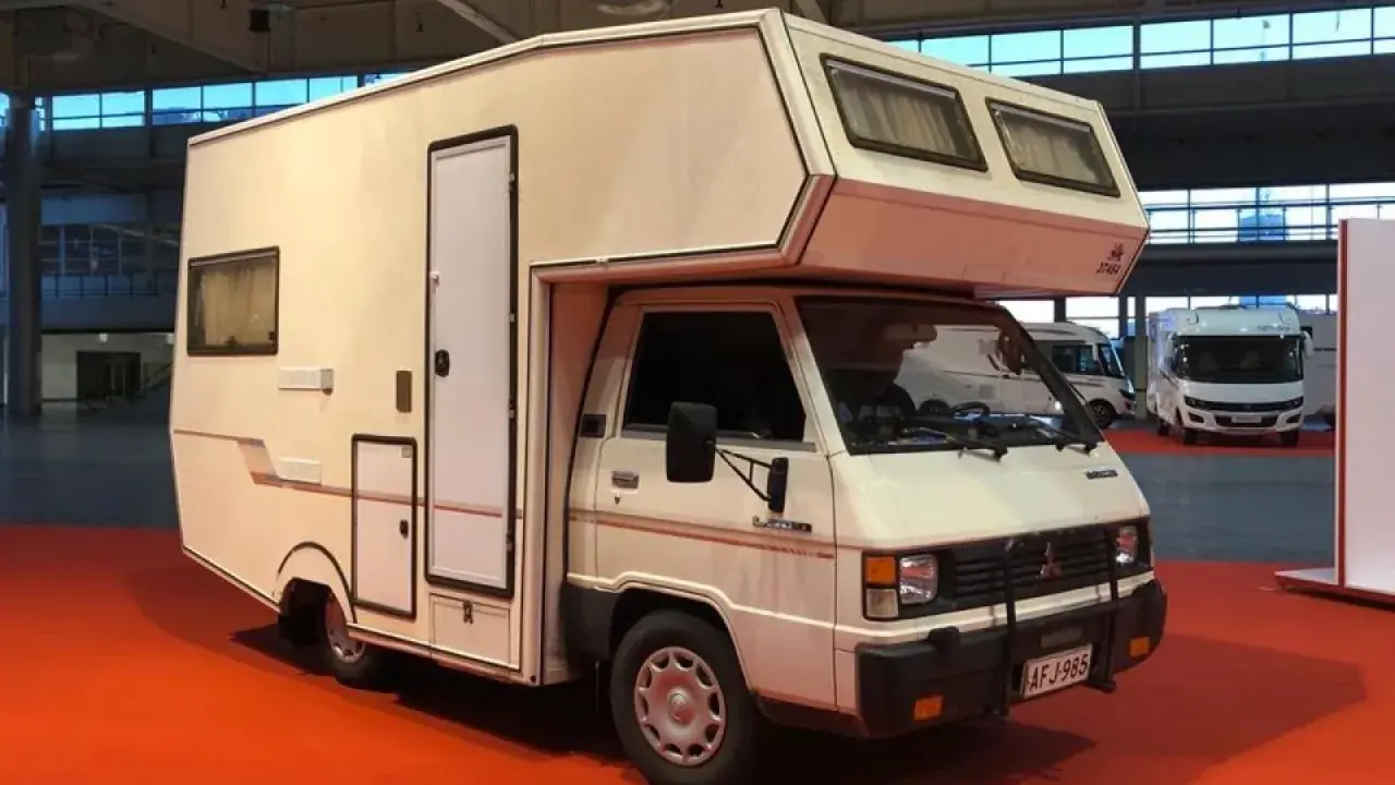 Biały kamper Mitsubishi L300, gotowy na przygodę.