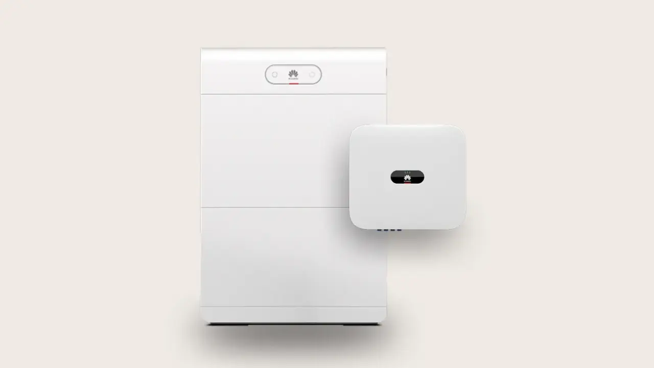 Vit Huawei Luna 15 kWh batterilagringssystem med en inverter.