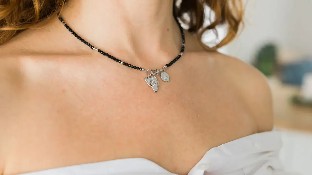 Elegancki naszyjnik choker srebrny z czarnymi koralikami i zawieszkami.