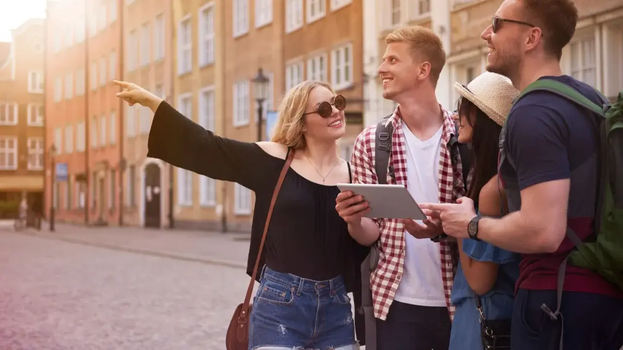Grupa przyjaciół zwiedza urokliwe uliczki, planując dalszą podróż po uniwersytety w Polsce.