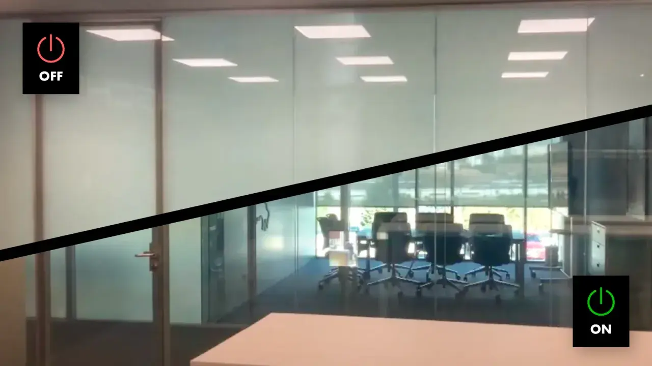 La lámina cristal inteligente cambia de opaca a transparente, mostrando una sala de reuniones.