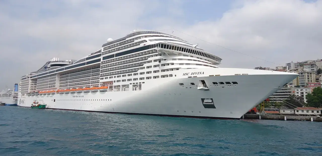 MSC Divina attracca in porto. Immagina il comfort delle msc divina cabine interne, un rifugio accogliente dopo una giornata di esplorazione.