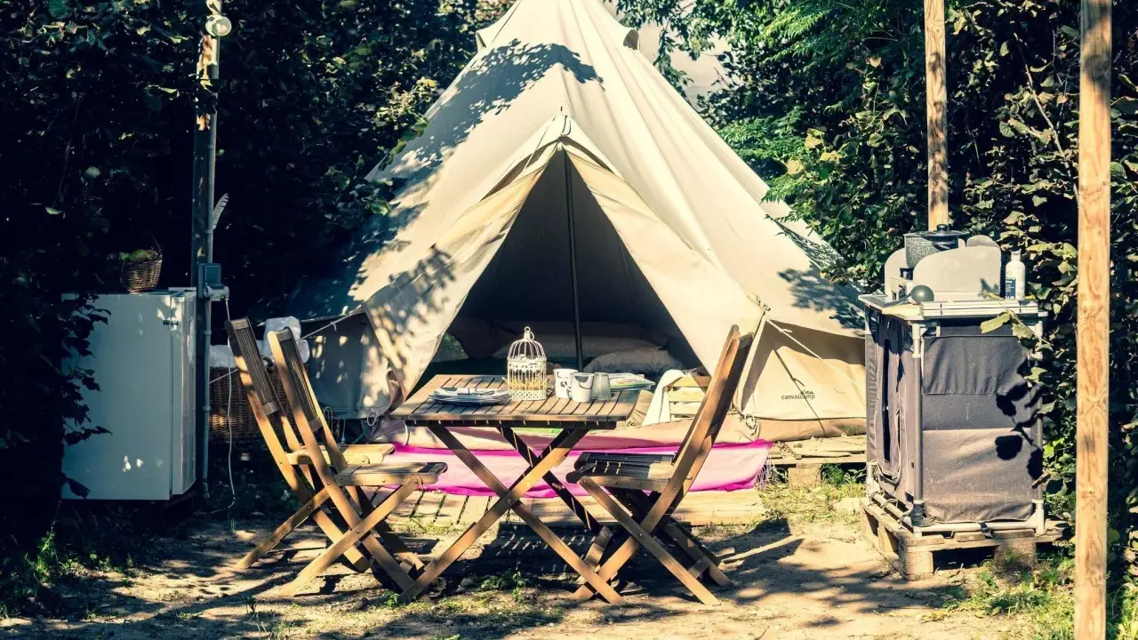 Acogedor ecocamping Vinyols con tienda de campaña, mesa y sillas listas para disfrutar.