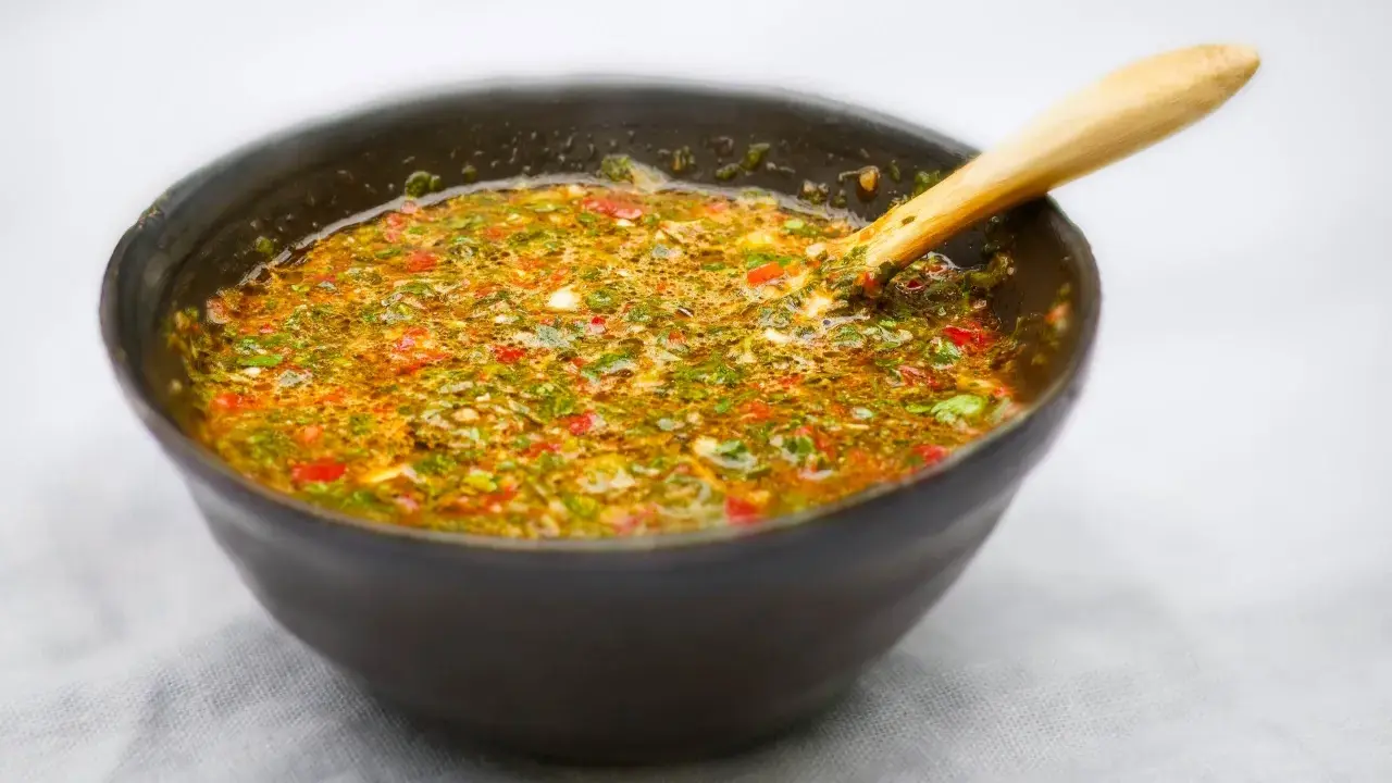 En skål med färsk chimichurri, redo att användas till grillat. Ett perfekt chimichurri recept!