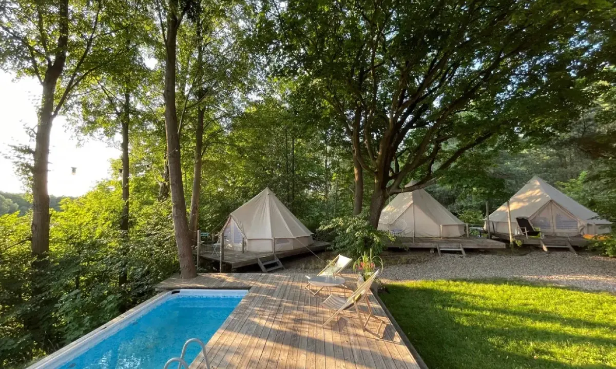 Relaks w otoczeniu natury. Luksusowy glamping nad jeziorem z basenem i namiotami typu bell. Idealne miejsce na wypoczynek.
