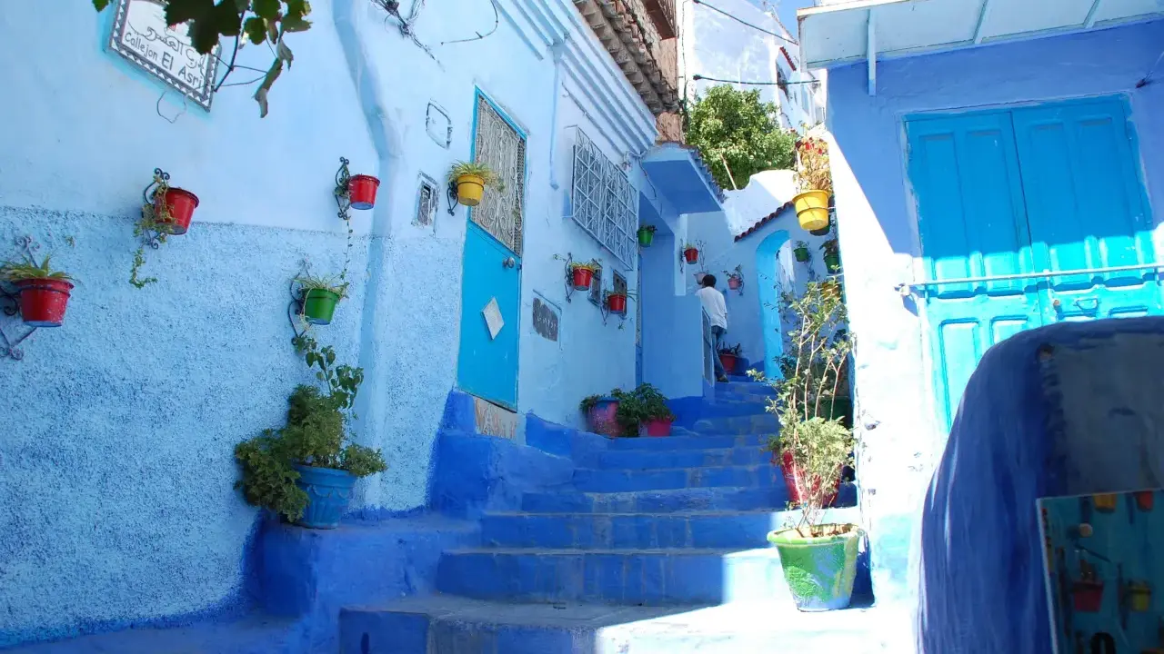 Chefchaouen warum blau? Die blaue Stadt mit ihren blauen Treppen und Häusern, geschmückt mit bunten Blumentöpfen, lädt zum Entdecken ein.