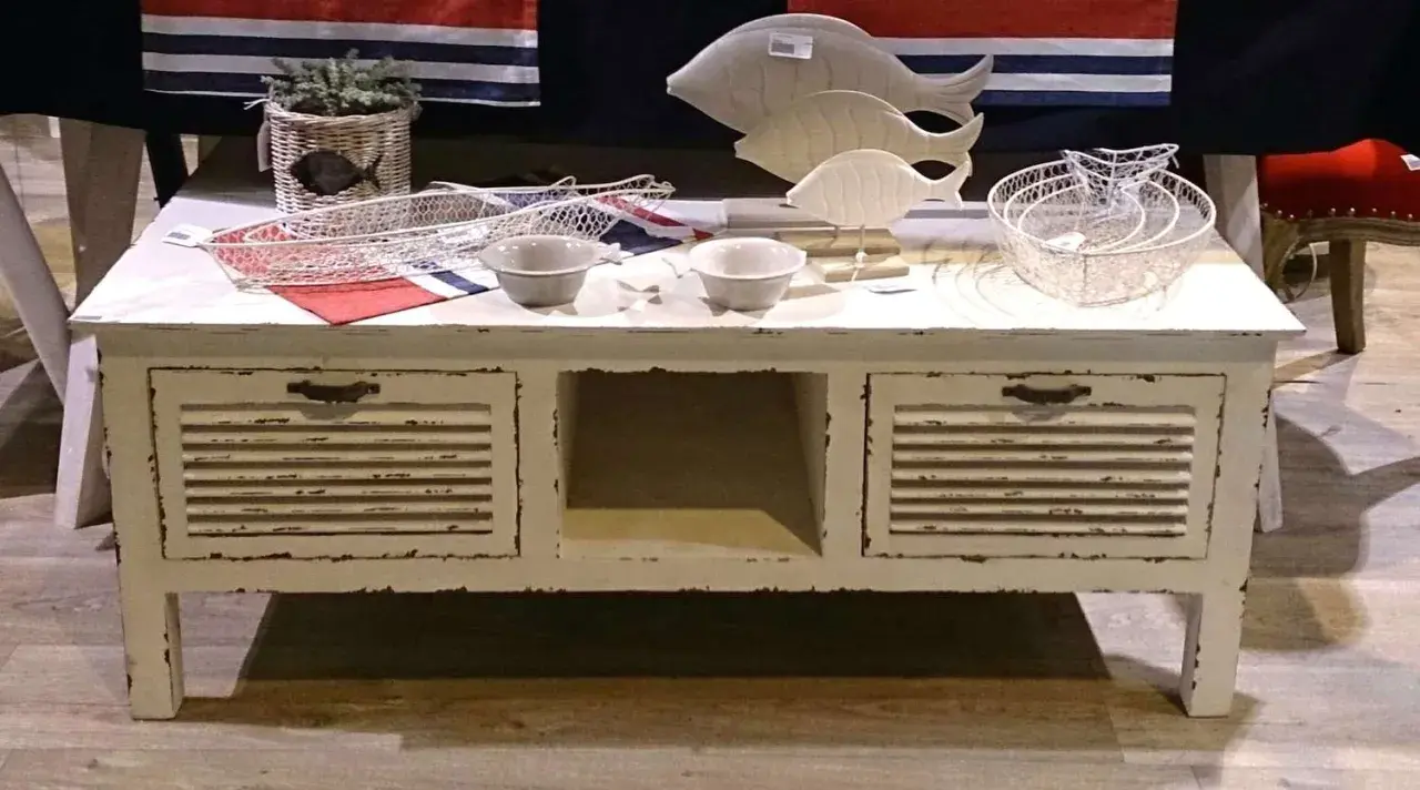Mesa auxiliar estilo vintage, ideal para aprender como decapar un mueble y darle un toque náutico.