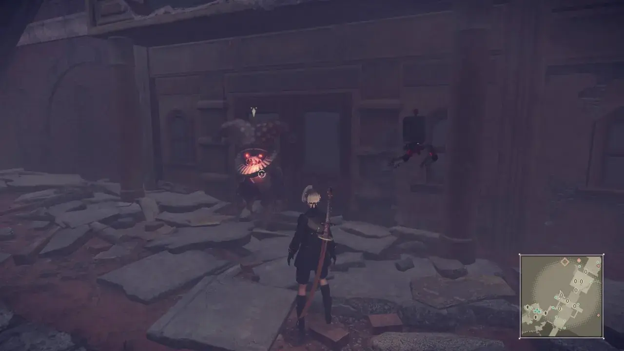 2B walczy z potworem w jaskrawej czapce błazna. Ten obraz to fragment poradnika Nier Automata.