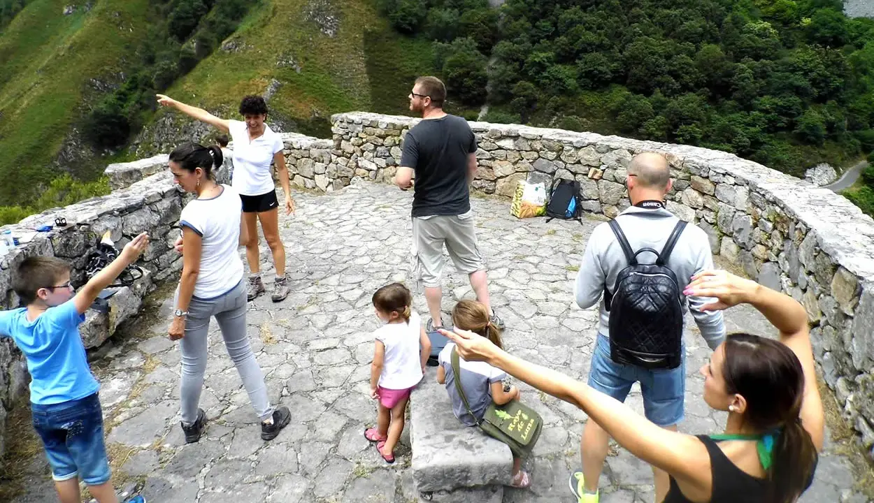 Familia disfrutando de un día de senderismo en Asturias con niños, con vistas espectaculares.