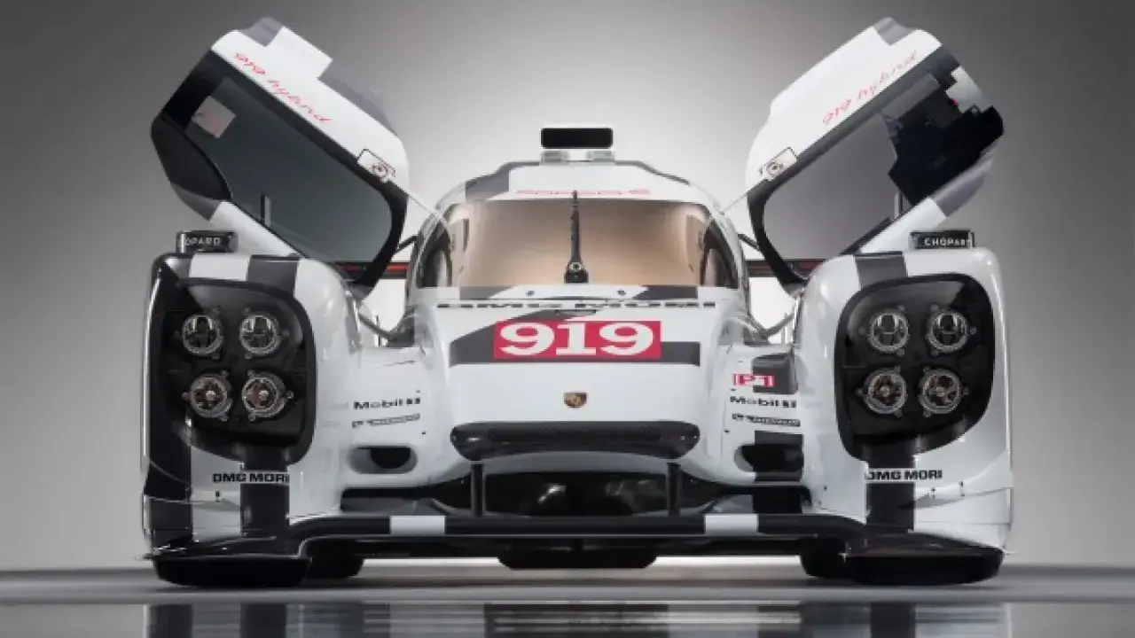 El Porsche 919 Hybrid, con sus puertas abiertas, muestra su diseño futurista y su número de carrera.