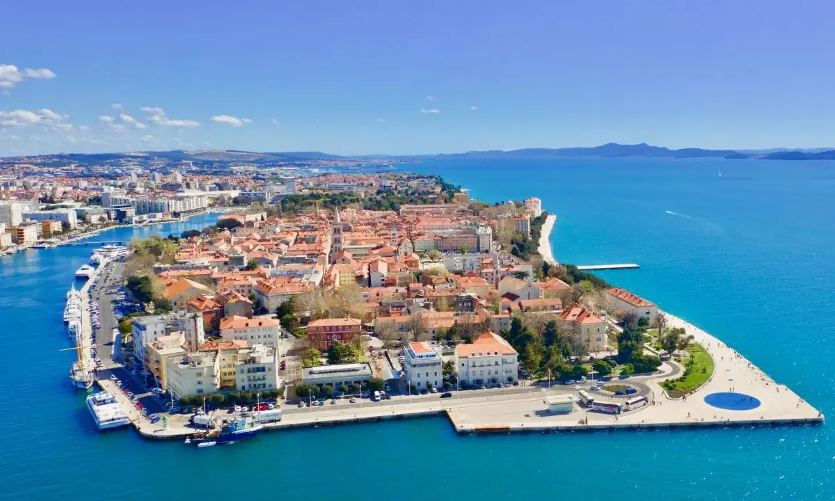 Vista aerea del porto di Zara con la città storica e il mare azzurro.
