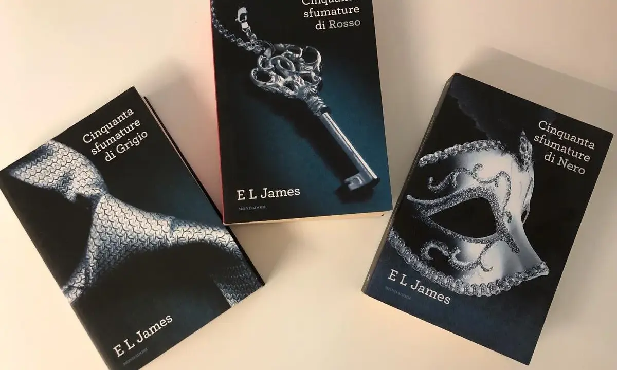 I tre volumi di "Cinquanta sfumature" di E. L. James: Grigio, Rosso e Nero, pronti per esplorare ogni sfumatura.