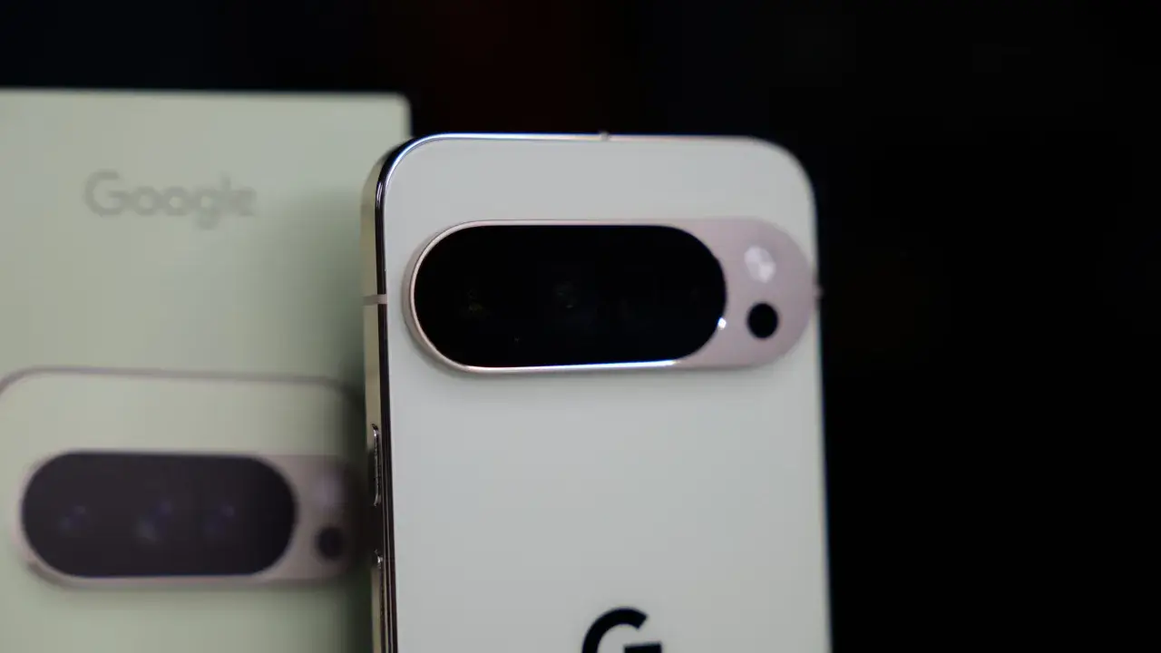 Zbliżenie na tył jasnego telefonu Google Pixel 11 Pro z charakterystycznym modułem aparatu.