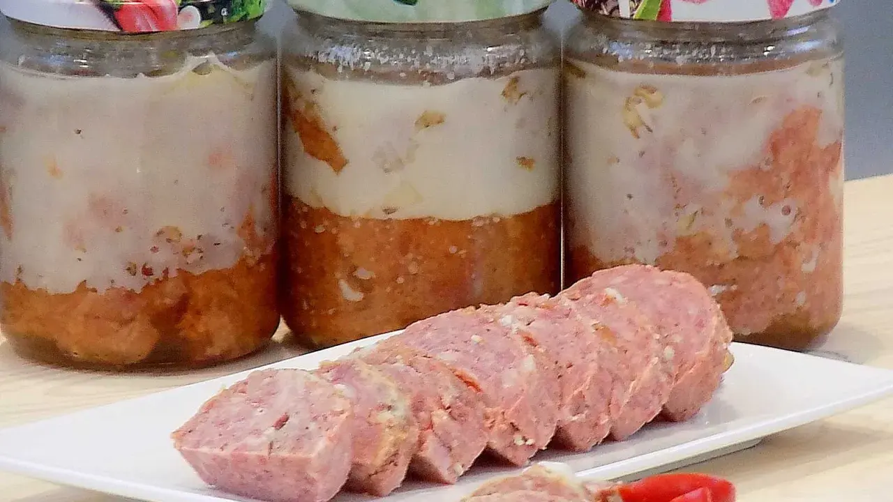 Swojska kiełbasa w słoikach, gotowa do spożycia. Przepis na domową wędlinę, która zachwyci smakiem.