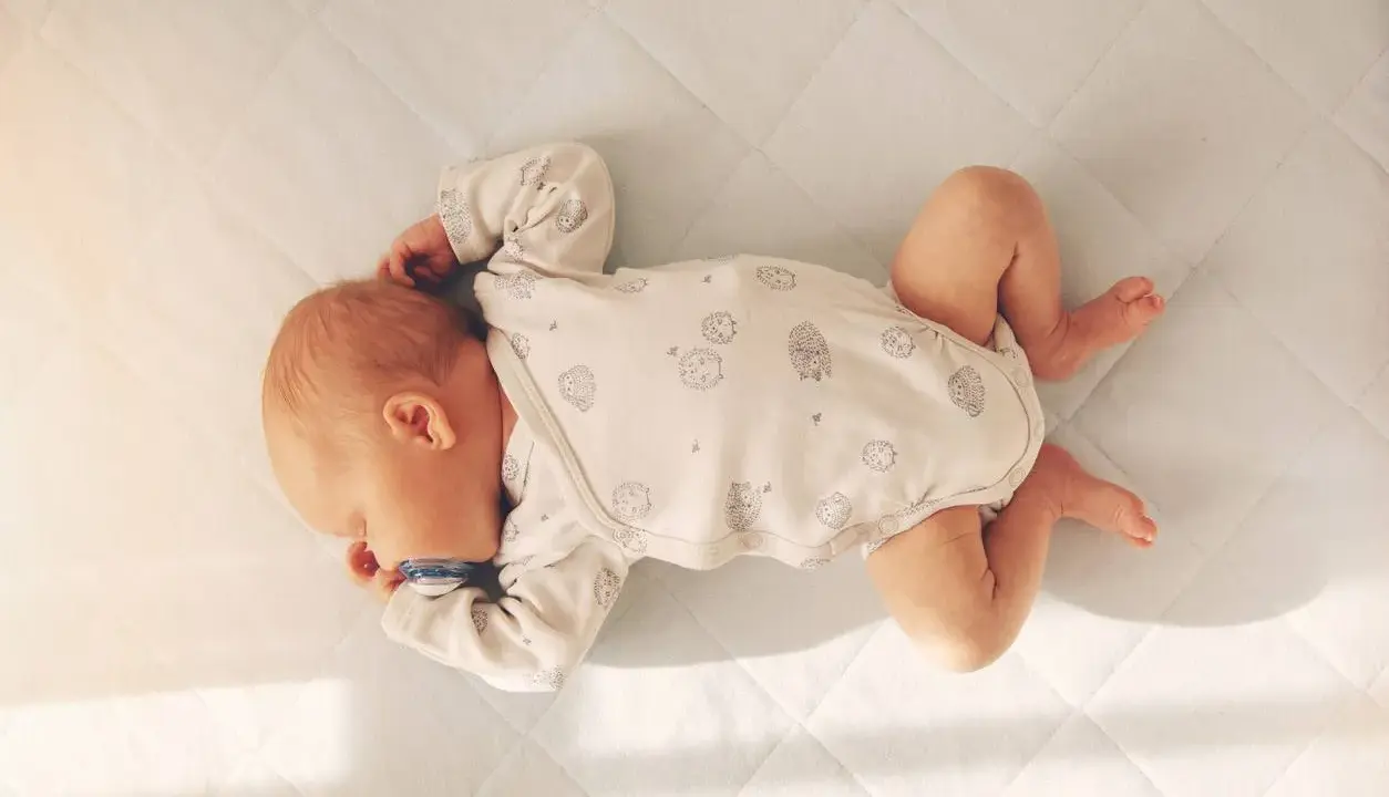 Neonato dorme sereno, un'immagine che evoca la fragilità della vita, la morte bianca neonato è un pensiero che non dovrebbe mai sfiorare un momento così puro.