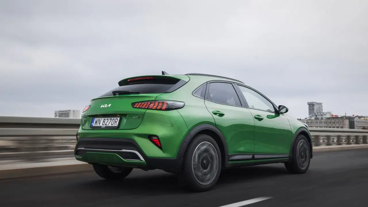 Zielony Kia XCeed na drodze. Sprawdź aktualną kia xceed cena i wybierz swój wymarzony samochód.