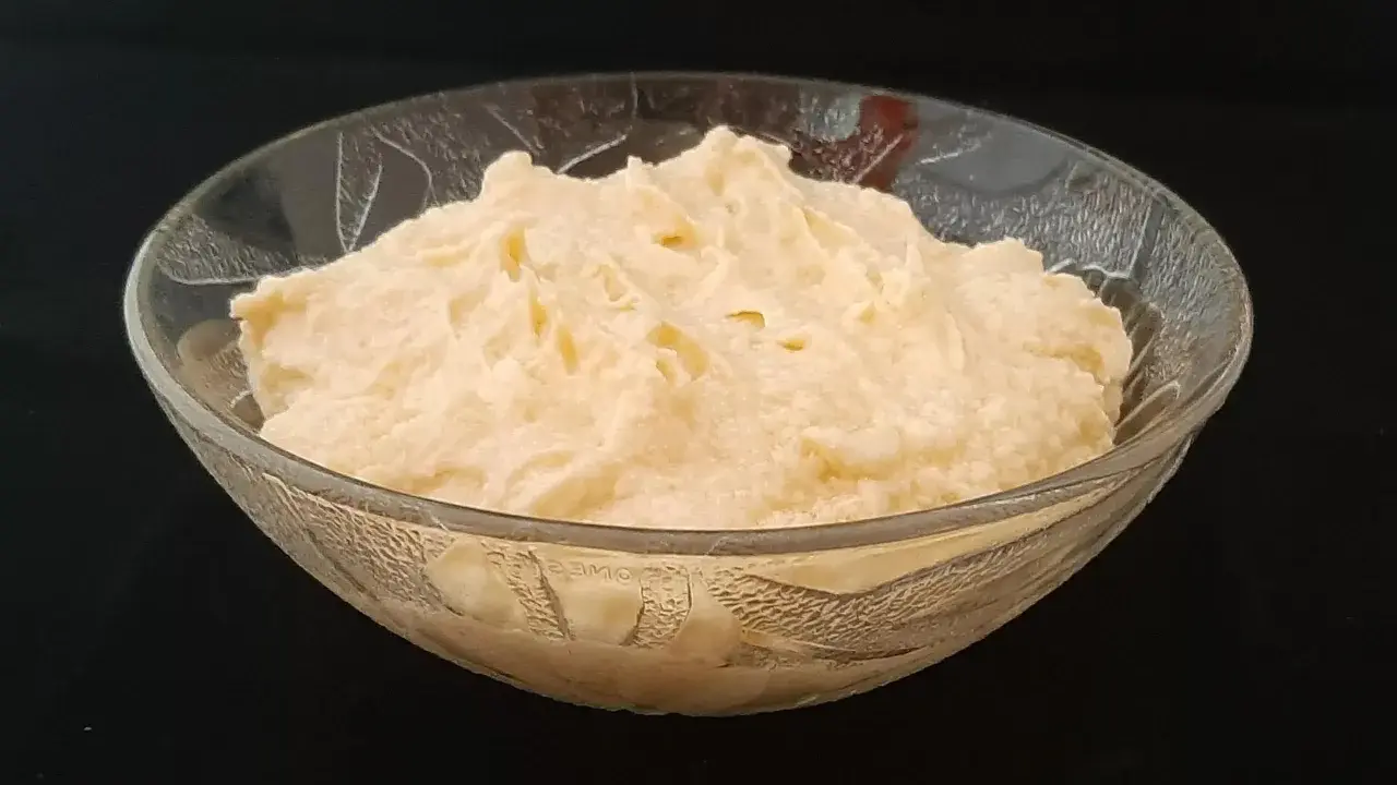 Crème d'amande facile et rapide, une texture onctueuse dans un bol en verre. Parfait pour un dessert express.