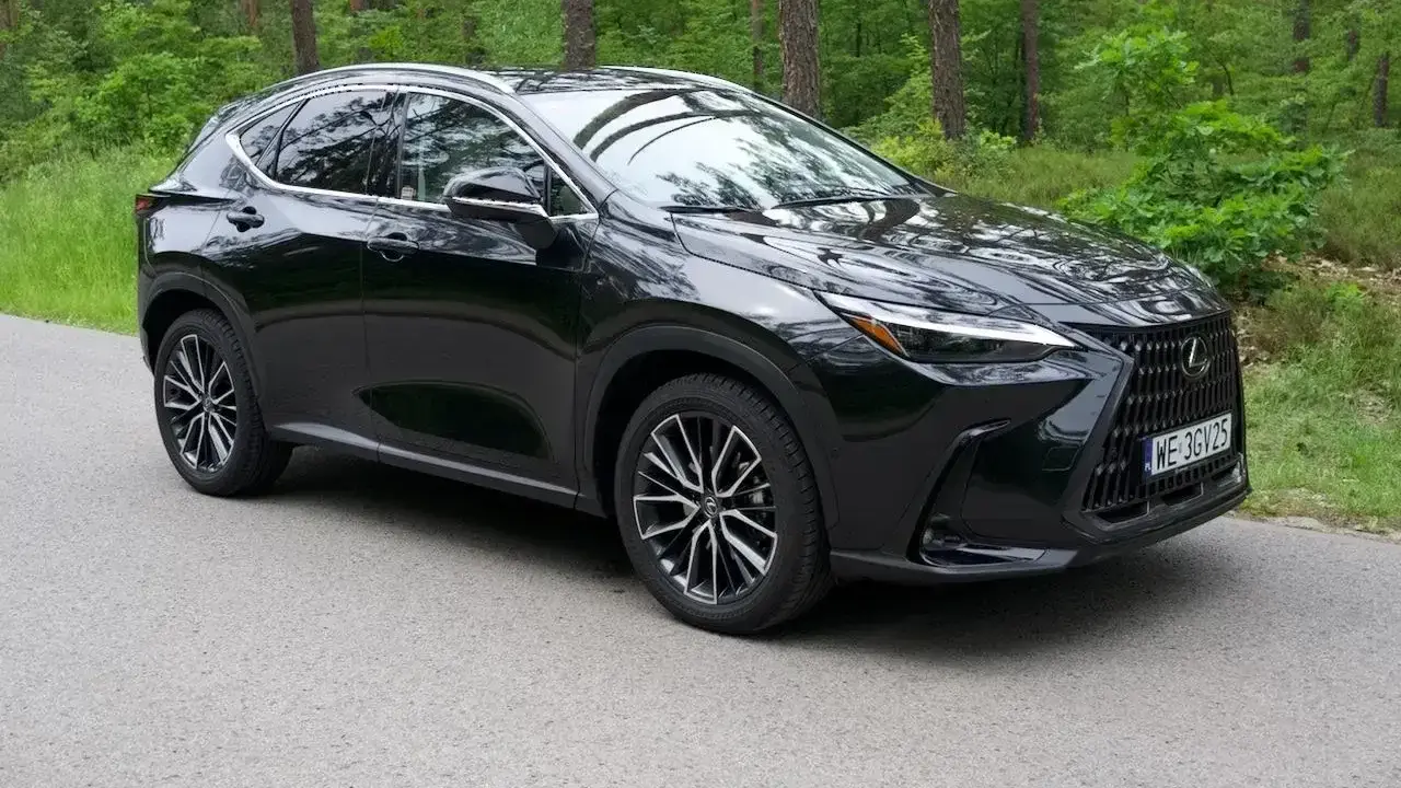 Lśniący czarny Lexus NX 2025 na tle zielonego lasu. Elegancki SUV gotowy na przygodę.