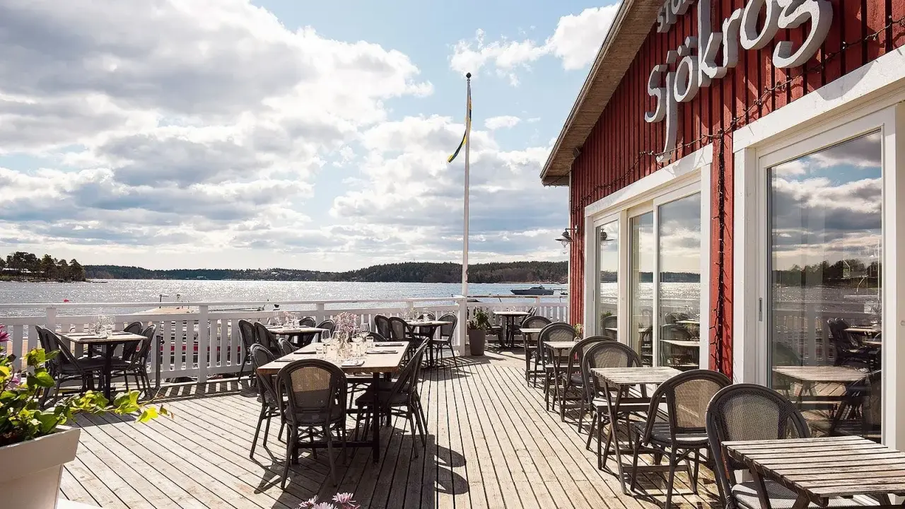 Välkommen till en restaurang vid vattnet i Stockholm! Njut av utsikten över skärgården från en av de många borden på trädäcket.