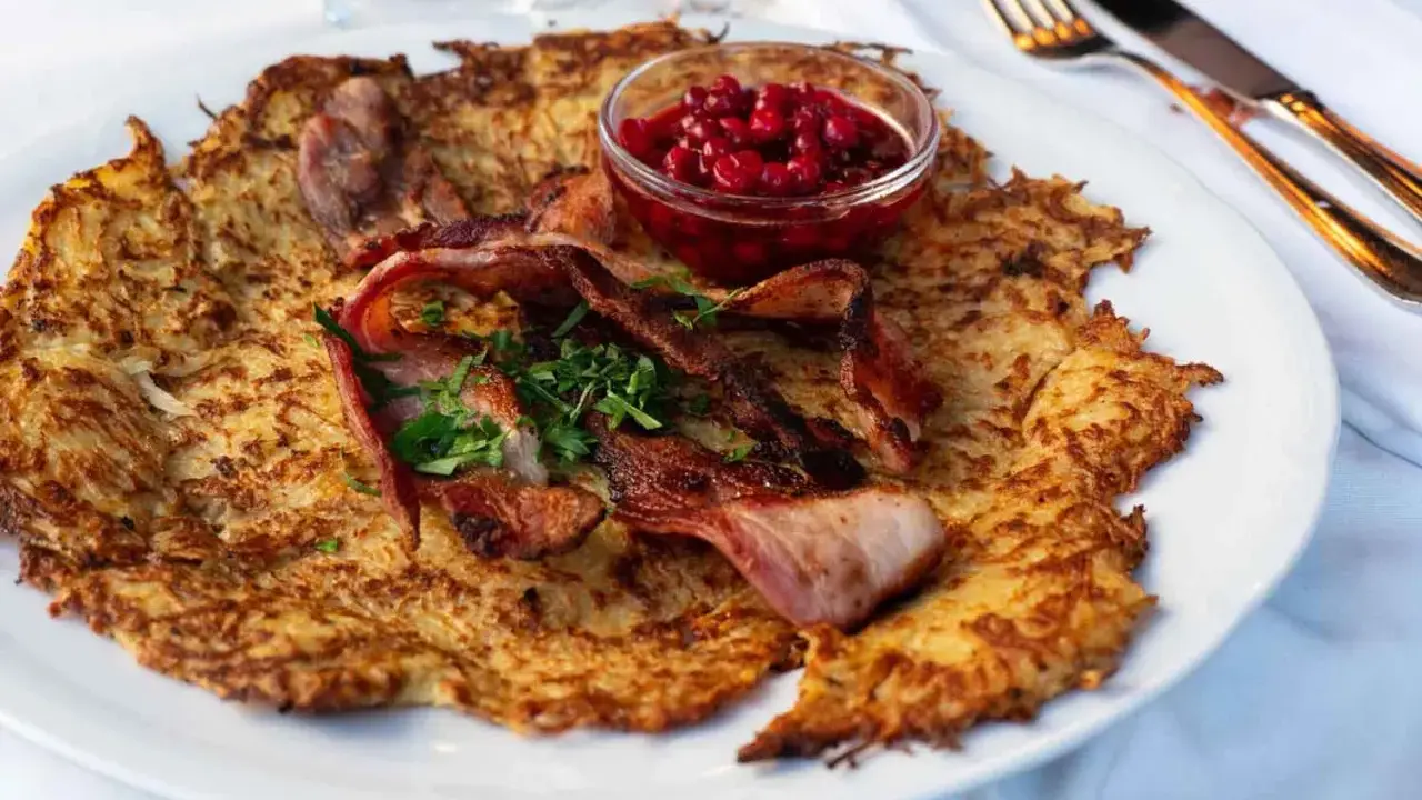 Råraka med knaperstekt bacon, lingon och persilja. En klassisk husmanskost i Stockholm som smakar ljuvligt.