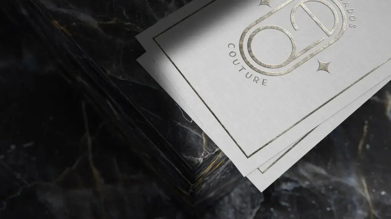 Eleganckie, kreatywne wizytówki z logo "Eva Dados Couture" na tle luksusowego marmuru.