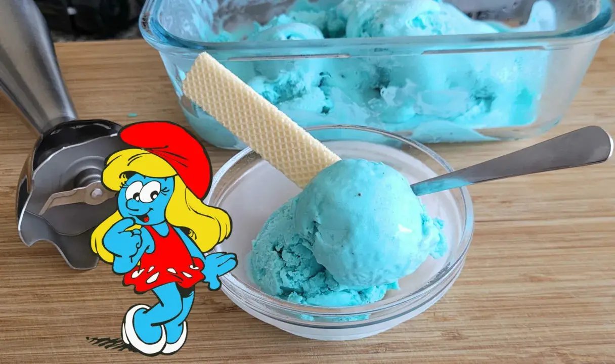 Schlumpfeis Rezept: Blaue Eiscreme mit Waffel und einem Schlumpf. Perfekt für heiße Tage!