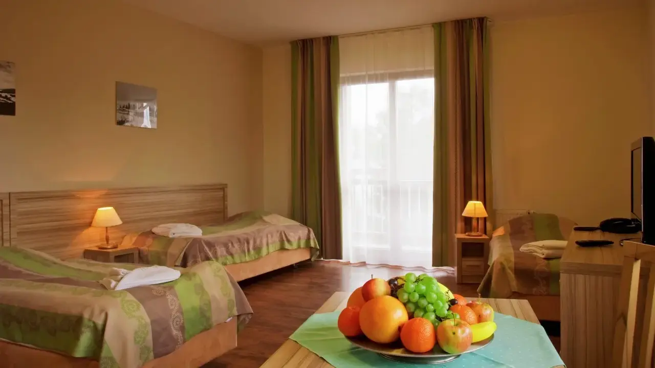 Pokój w sanatorium Rabczański Zdrój NFZ. Opinie o komforcie i świeżych owocach na stole.