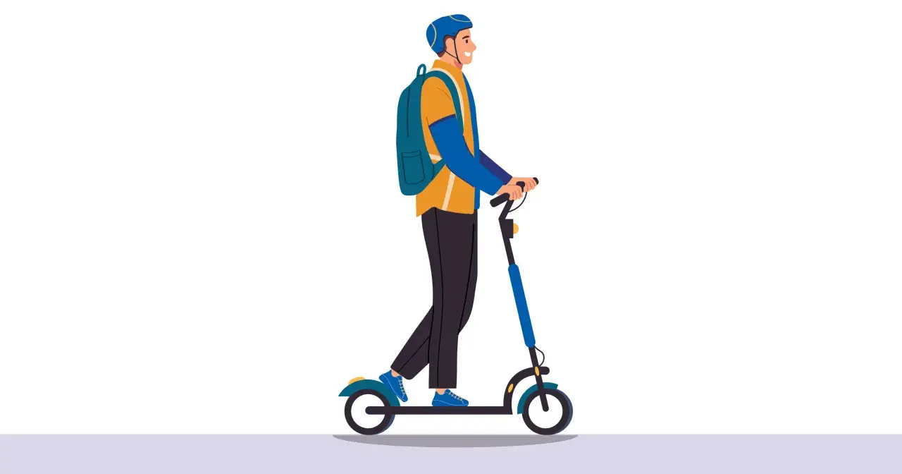Un homme souriant avec un sac à dos roule sur une trottinette électrique en ville, portant un casque.