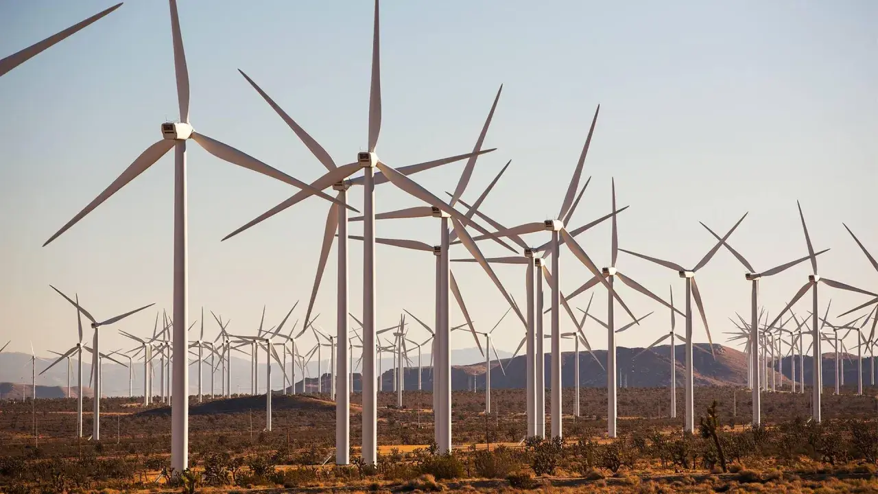 Windräder in der Wüste Kaliforniens, ein Symbol für den grünen Strommix USA.