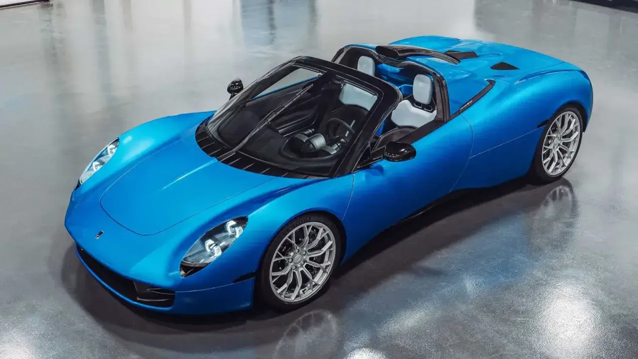 Der Gordon Murray T.33 Roadster in leuchtendem Blau steht auf einem polierten Boden.