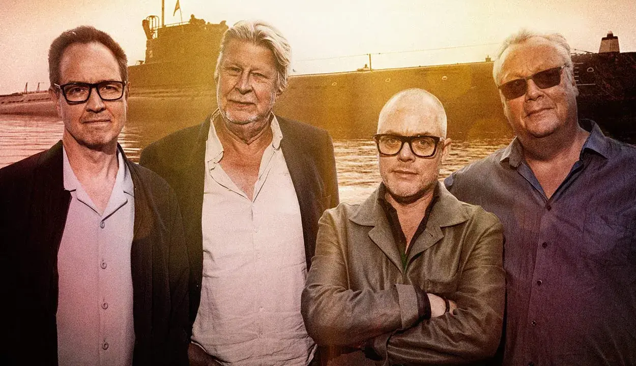 Fyra män står framför ett fartyg. En av dem är Rolf Lassgård, känd från en serie på SVT.