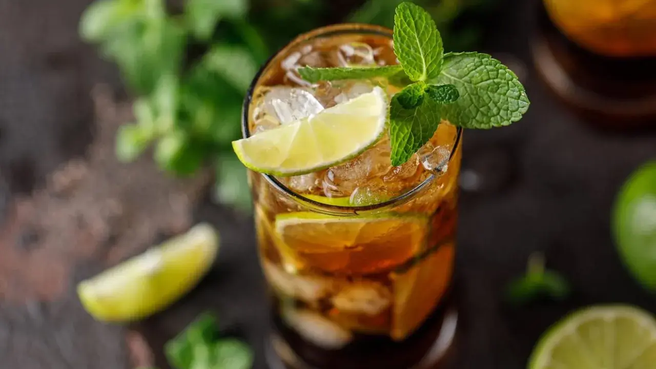 Orzeźwiający Cuba Libre z lodem, limonką i miętą. Idealny na gorące dni.