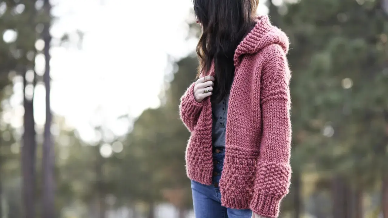Chaqueta tejida a dos agujas con capucha, ideal para tejer capucha dos agujas para niños.